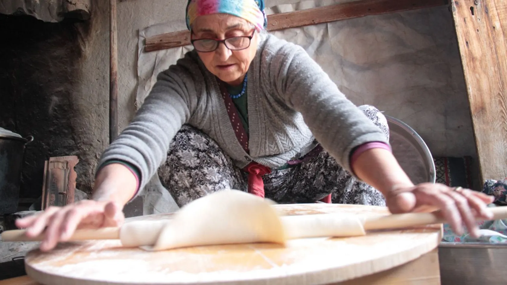 Kemahlı kadınların tandırda kışlık ekmek mesaisi