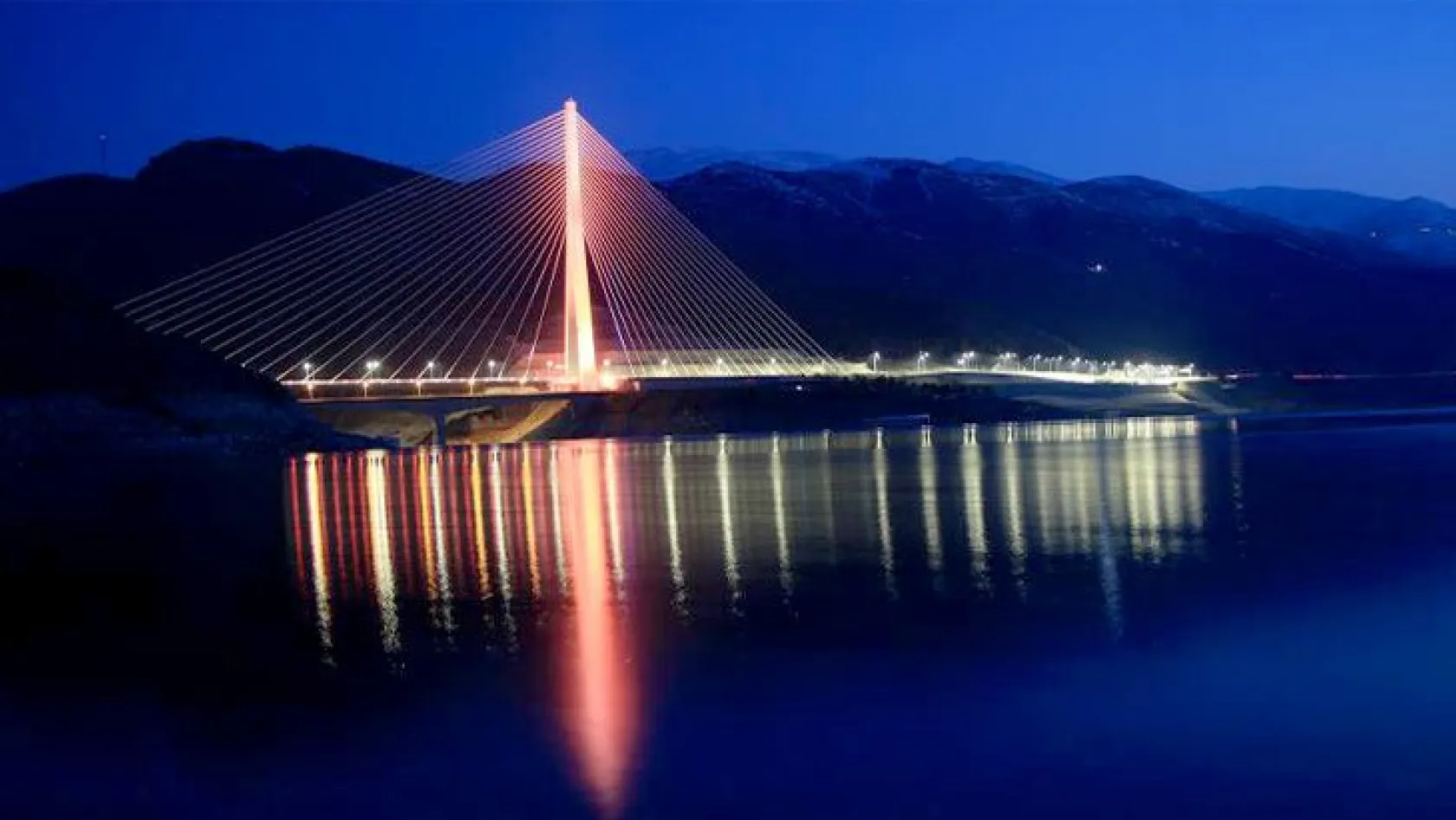 Kömürhan Köprüsü'nden ışıklandırmasıyla görsel şölen