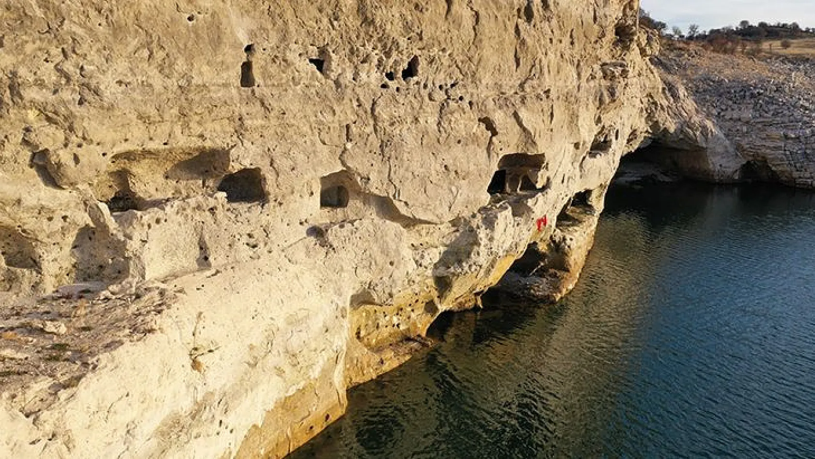 Kuraklık, Keban Barajı altındaki Hastek Kalesi'nin tüm katlarını ortaya çıkardı