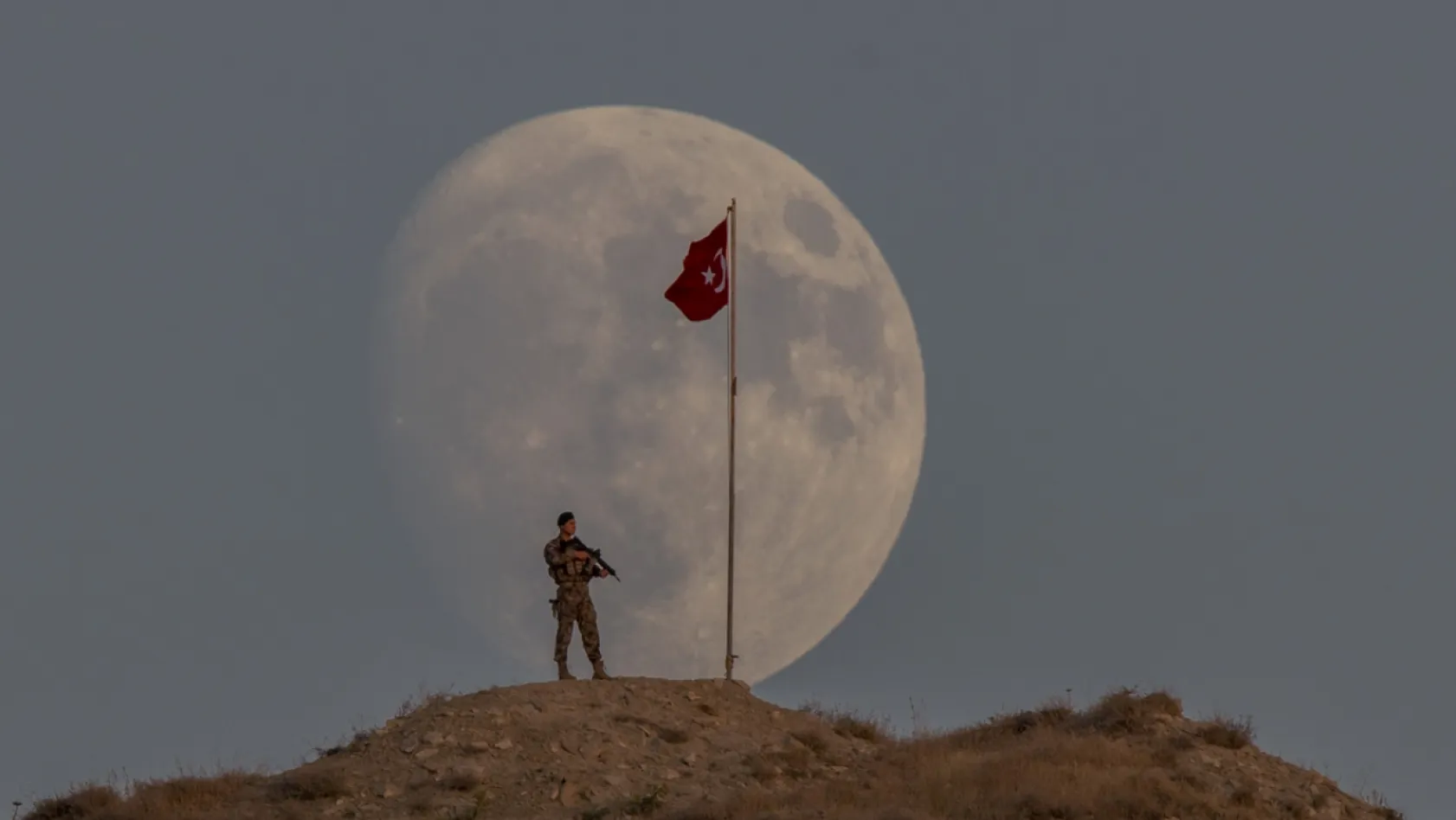 Mehmetçik, Türk Bayrağı ve Süper Ay