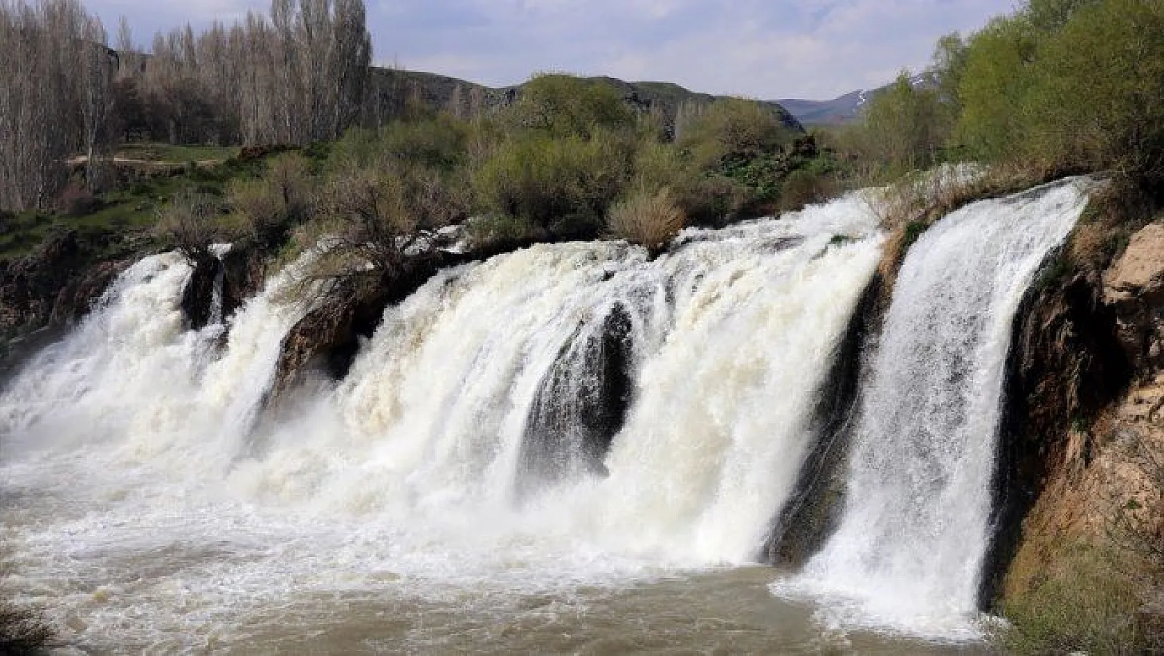 Muradiye Şelalesi ilgi görüyor