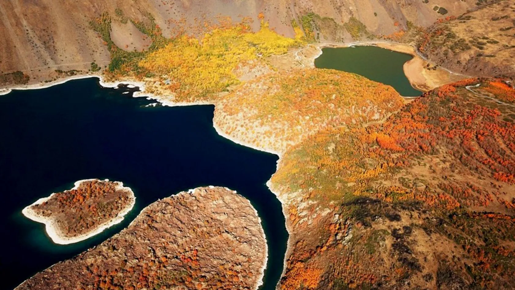 Nemrut Krater Gölü'nde sonbahar güzelliği