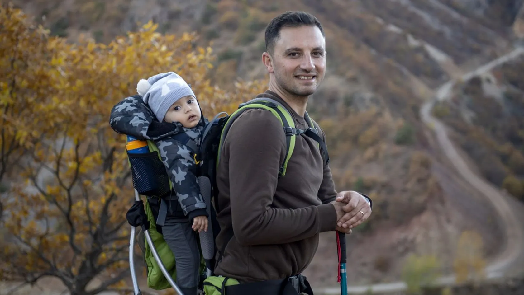 Sırtında 1 yaşındaki oğluyla Tunceli'nin vadilerinde doğa yürüyüşüne çıkıyor