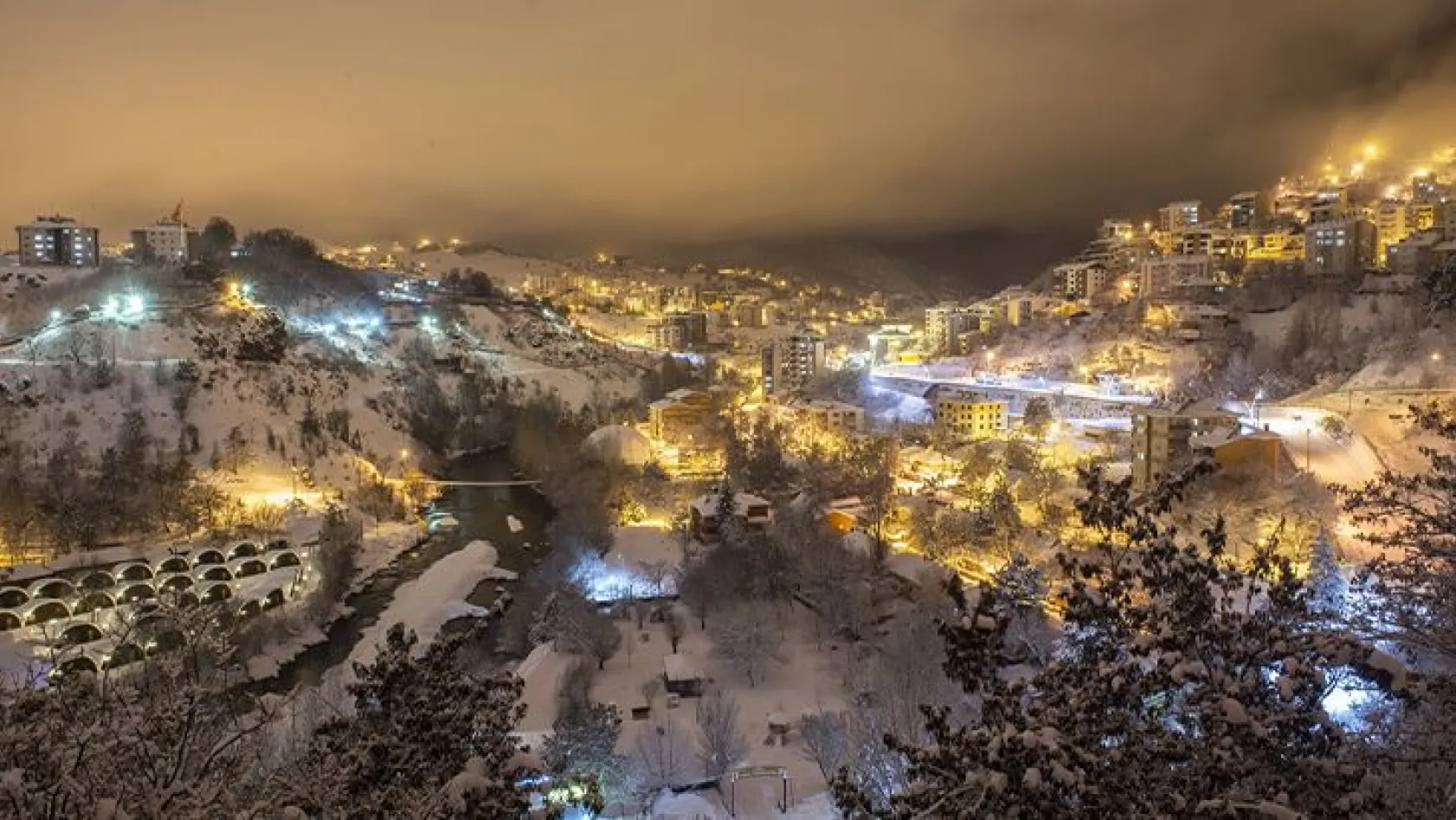 Tunceli'de kar yağışı geceye ayrı güzellik kattı
