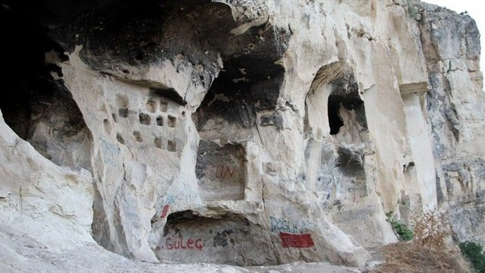 Tunceli'nin kaya konutları 'İn delikleri' dikkat çekiyor