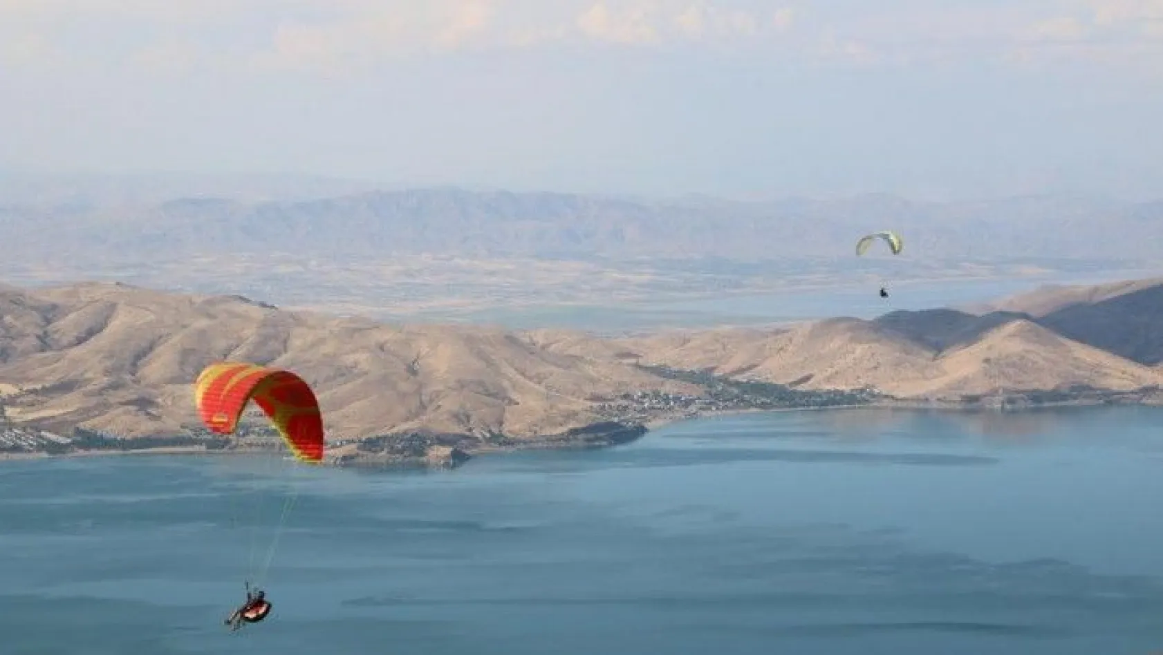 Yamaç paraşütçülerinin gözde mekanı Hazarbaba Dağı