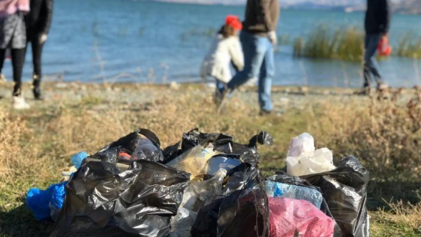 Bahçeşehir Koleji 'Tek Evimiz Dünya' sloganıyla kıyıları temizledi