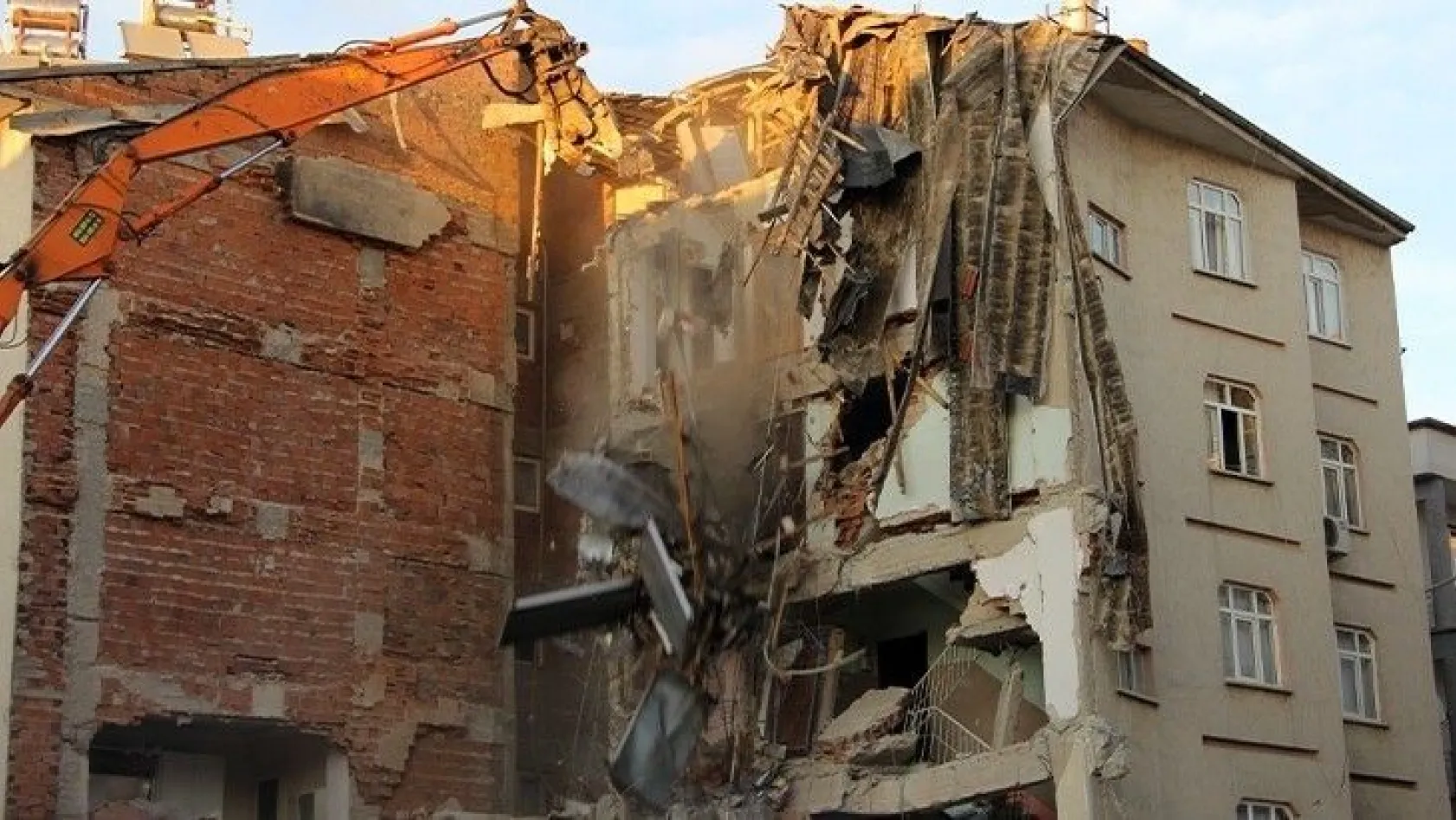 11 kişinin öldüğü 2 binanın enkazı kaldırılıyor