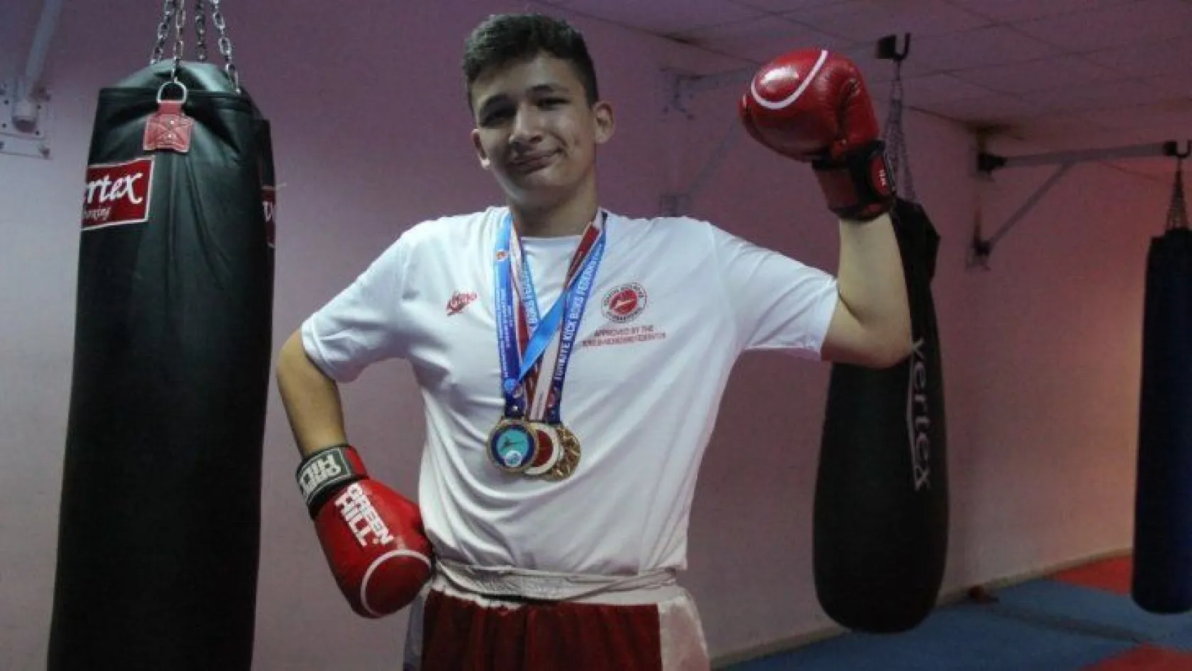 15 yaşındaki Kerem, kick boks ile hayata güldü