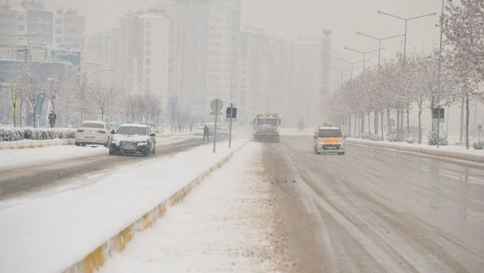 Büyükşehir Belediyesi'nin karla mücadelesi sürüyor
