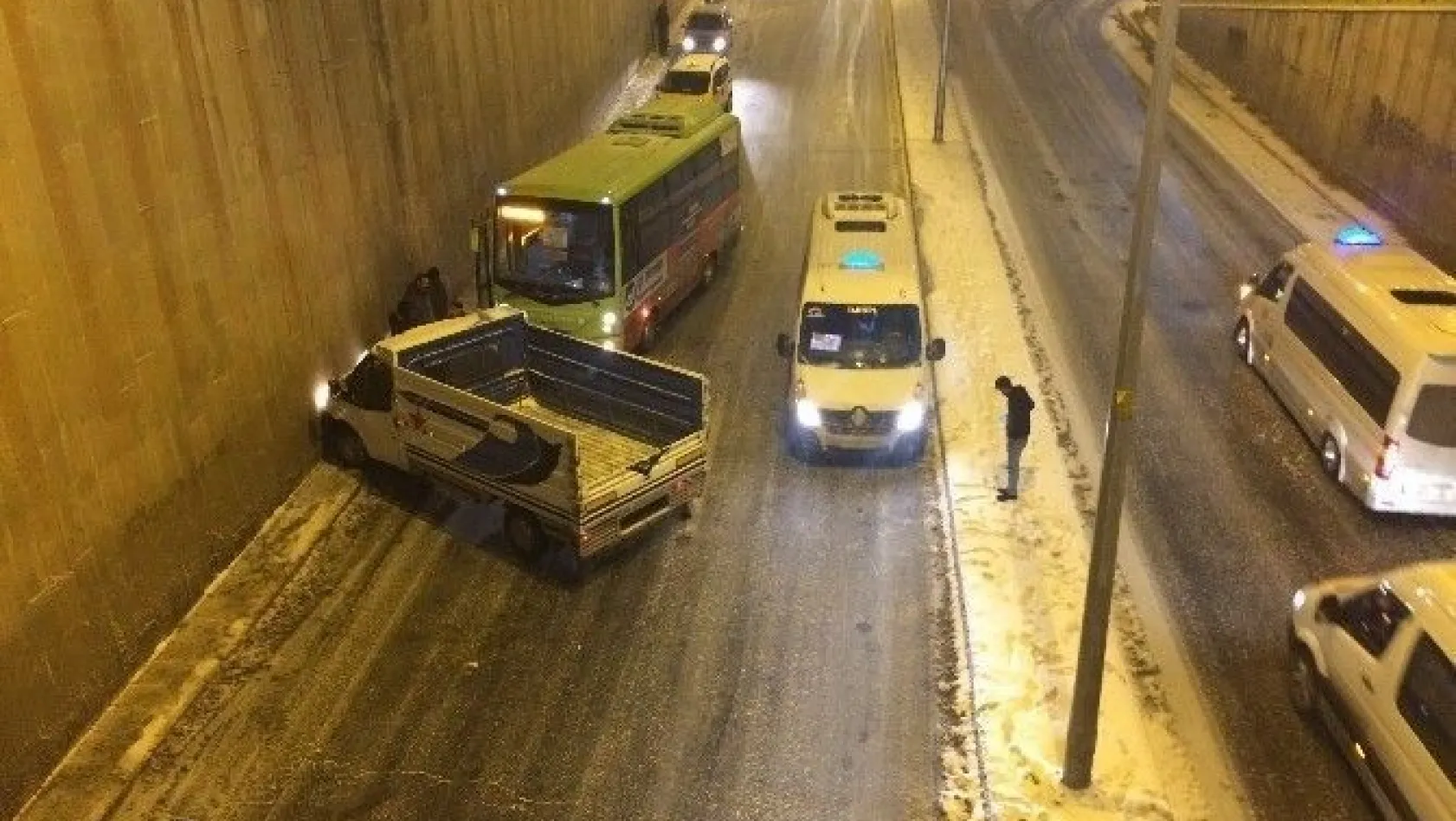 Diyarbakır'da yollar buz pistine döndü