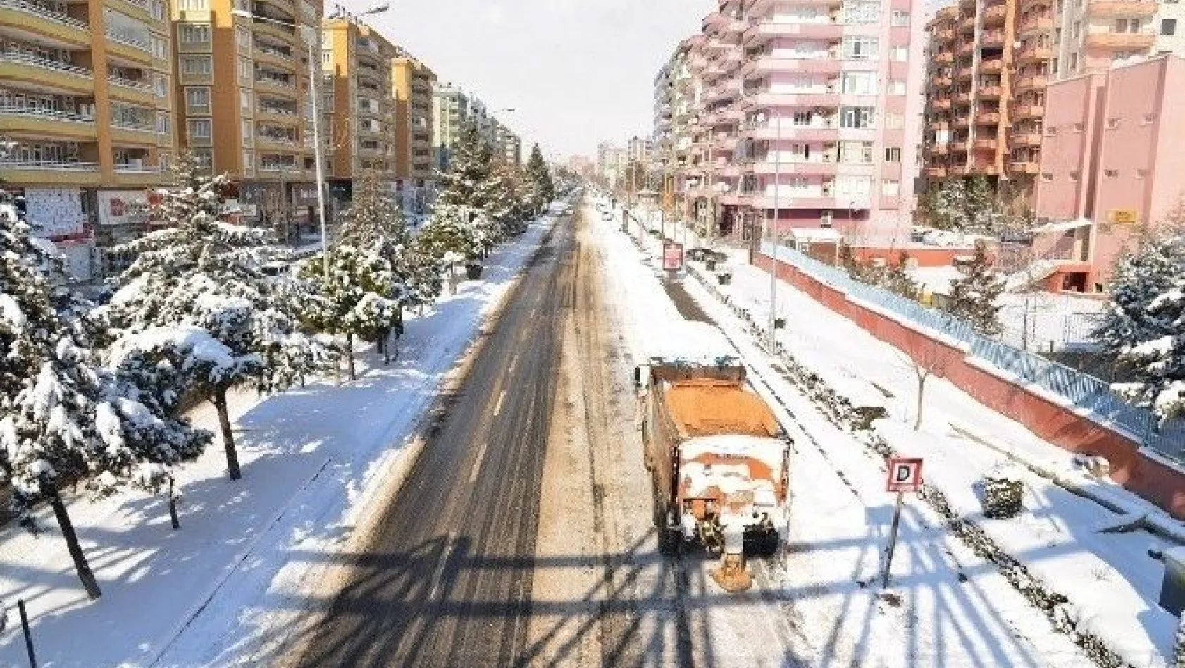 5 bin 912 kilometre yolda karla mücadele çalışmaları sürüyor
