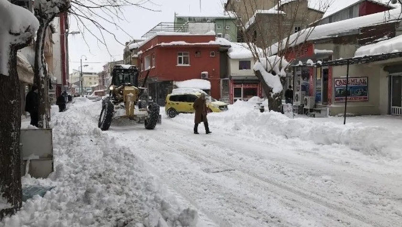 Bingöl Belediyesi karla mücadele çalışmalarını sürdürüyor
