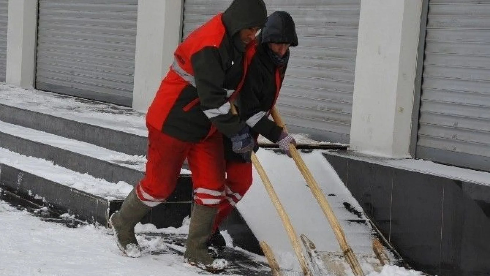 Büyükşehir Belediyesi kar temizleme çalışmalarını sürdürüyor
