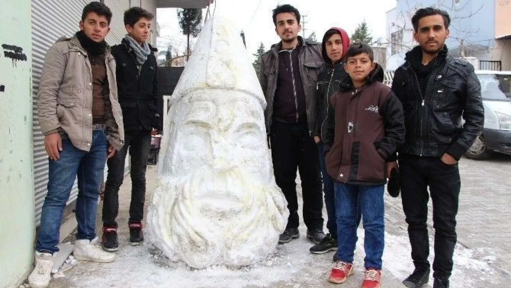 Kardan Zeus heykeli yaptılar
