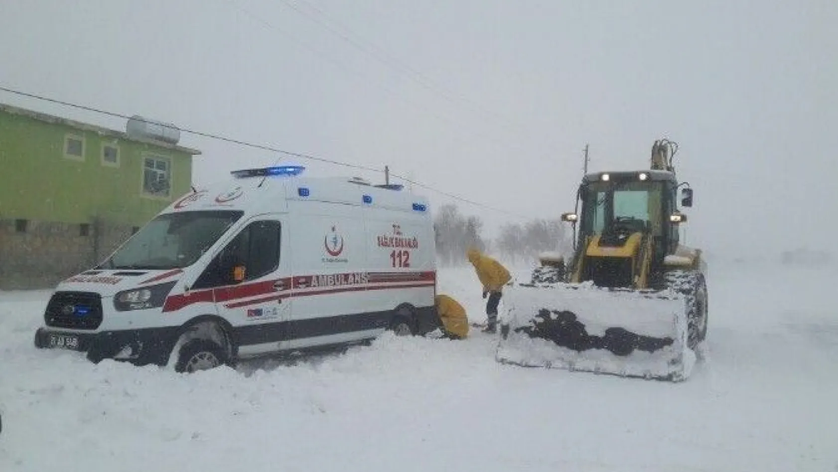 Diyarbakır Hani'de kar nedeniyle mahsur kalan 3 hastaya ulaşıldı
