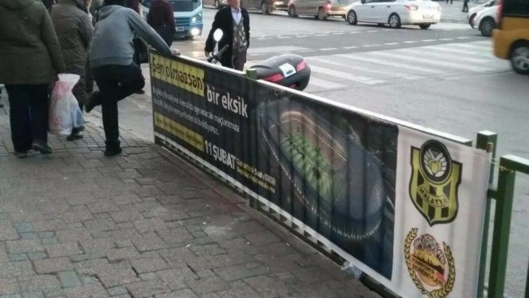 Evkur Yeni Malatyaspor'un 'maça davet' afişleri İstanbul sokaklarına asılmaya başlandı
