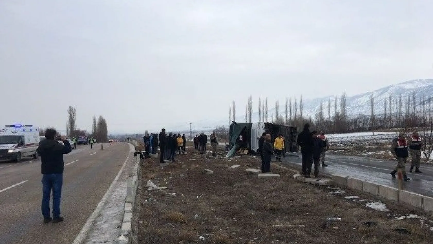 Sivas'ta yolcu otobüsü devrildi: 1 ölü, 36 yaralı