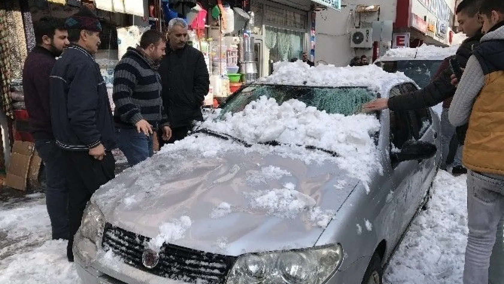 Bingöl'de 3 aracın üzerine kar düştü
