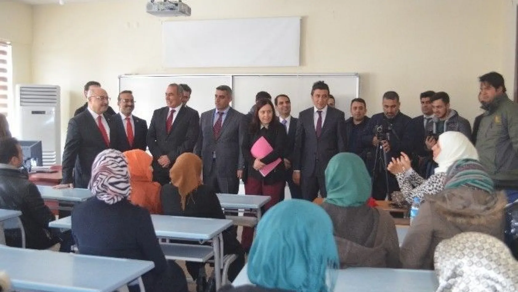 Bingöl'de Türkçe öğrenen Suriyeliler sertifika aldı
