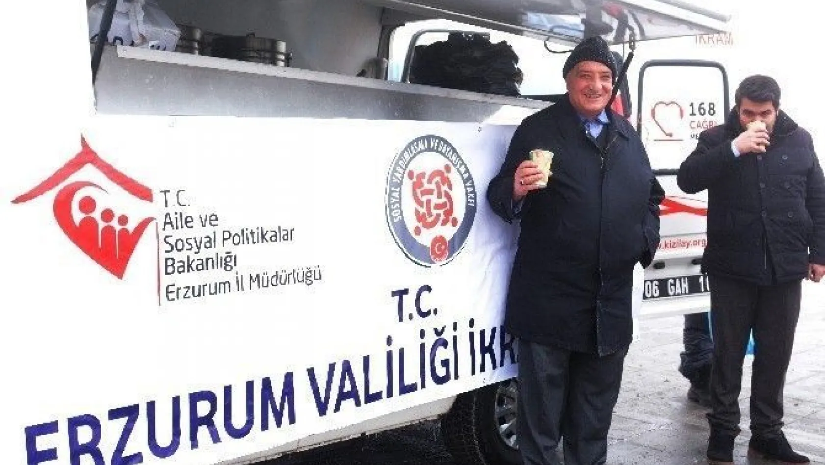 Erzurum Valiliğince vatandaşlara ücretsiz çorba dağıtılıyor
