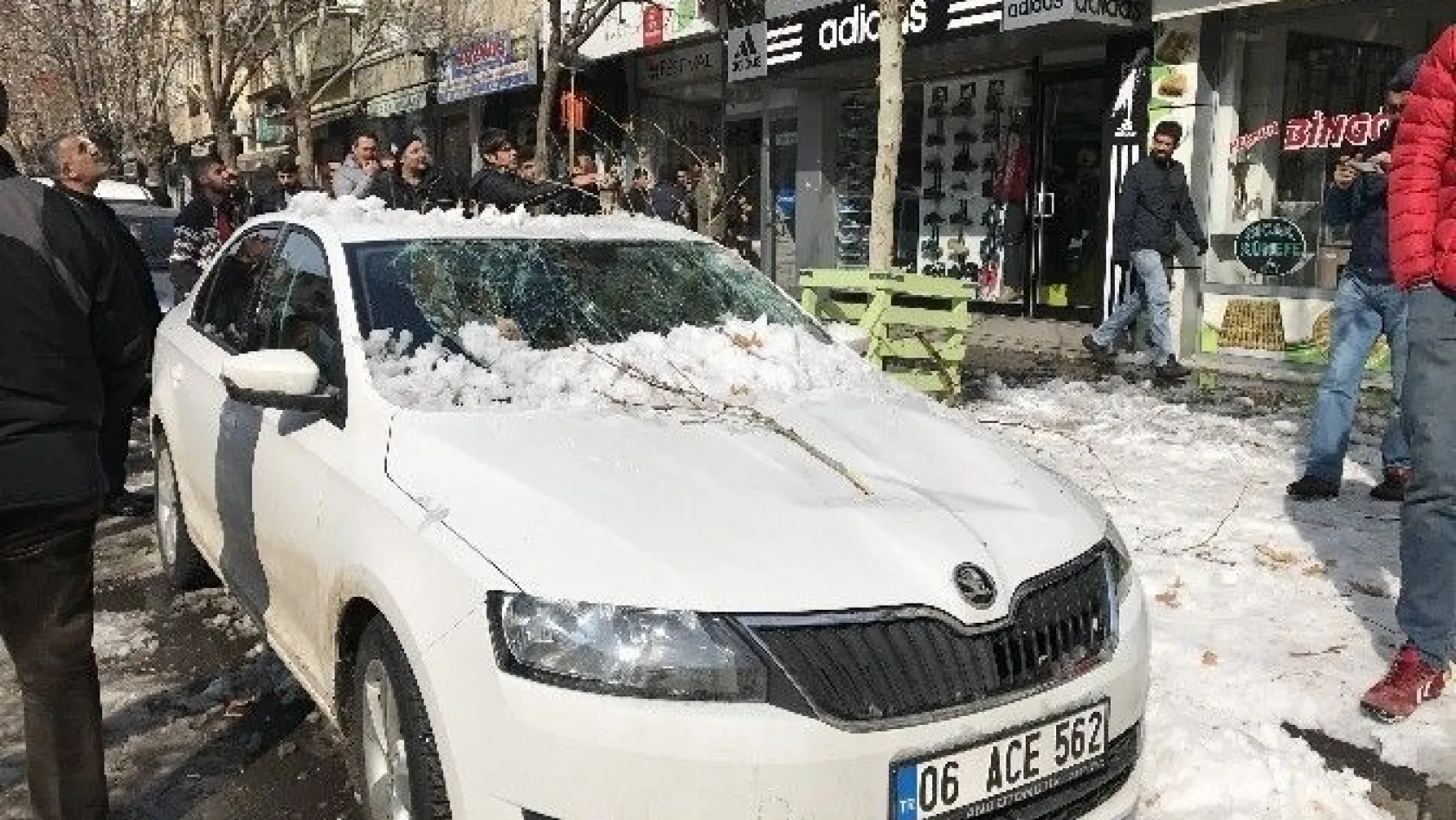 Kar kütlesi araçta hasar oluşturdu
