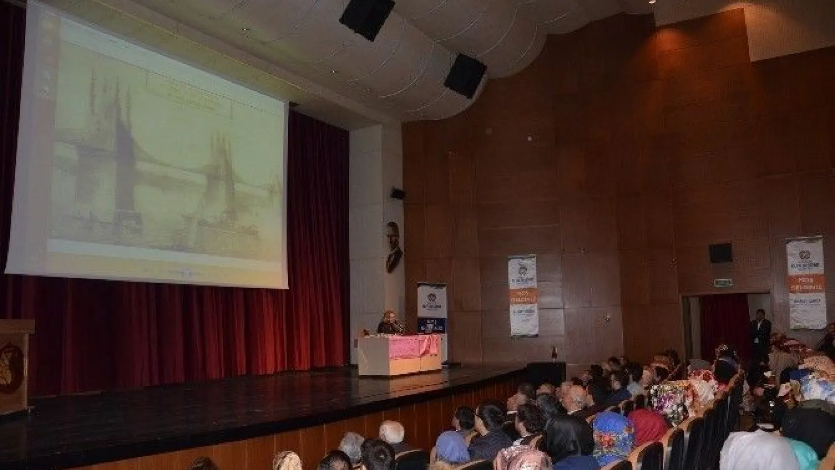 Malatya'da 'Abdülhamid'in Kurtlarla Dansı' konulu konferans düzenlendi
