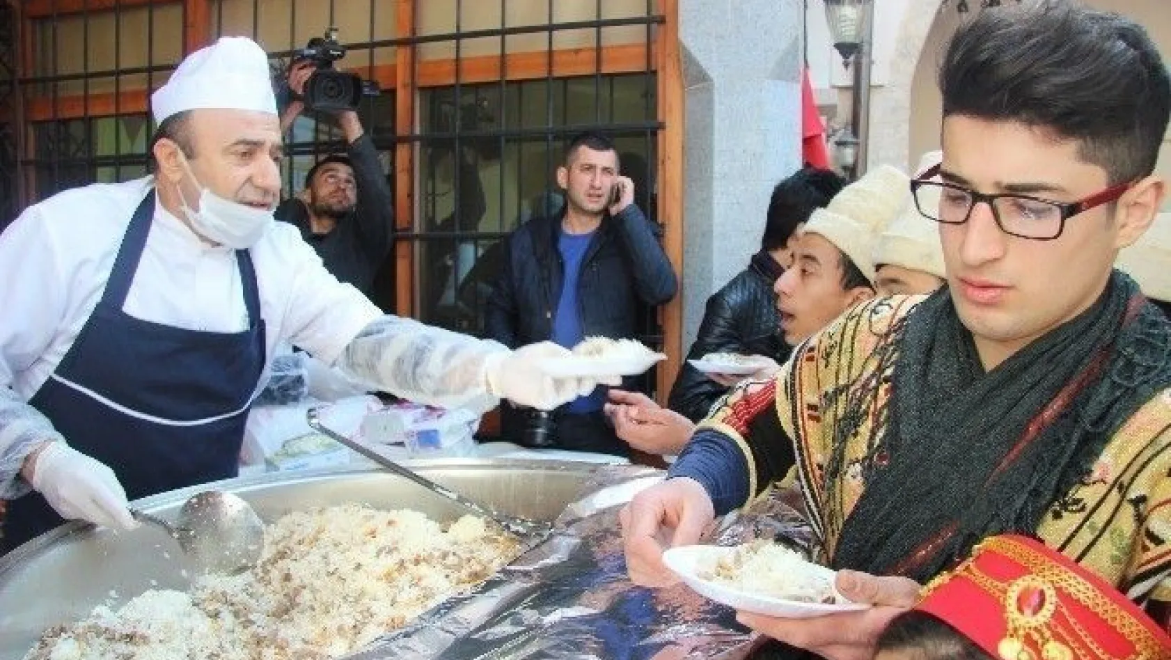 Kahramanmaraş'ta şehitler anısına 5 bin kişiye etli pilav dağıtıldı
