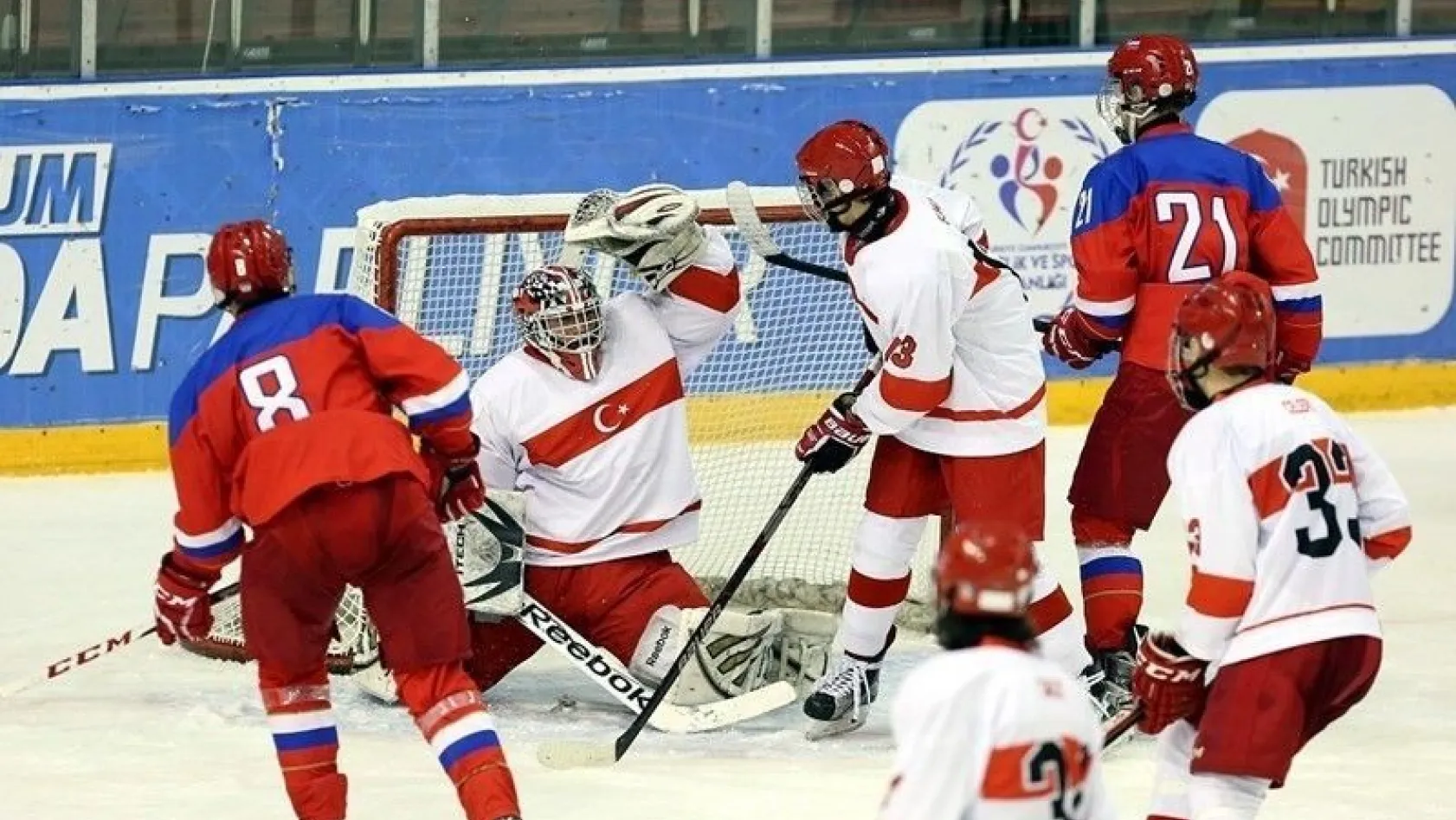 Buz Hokeyinde ilk maç Rusya'nın

