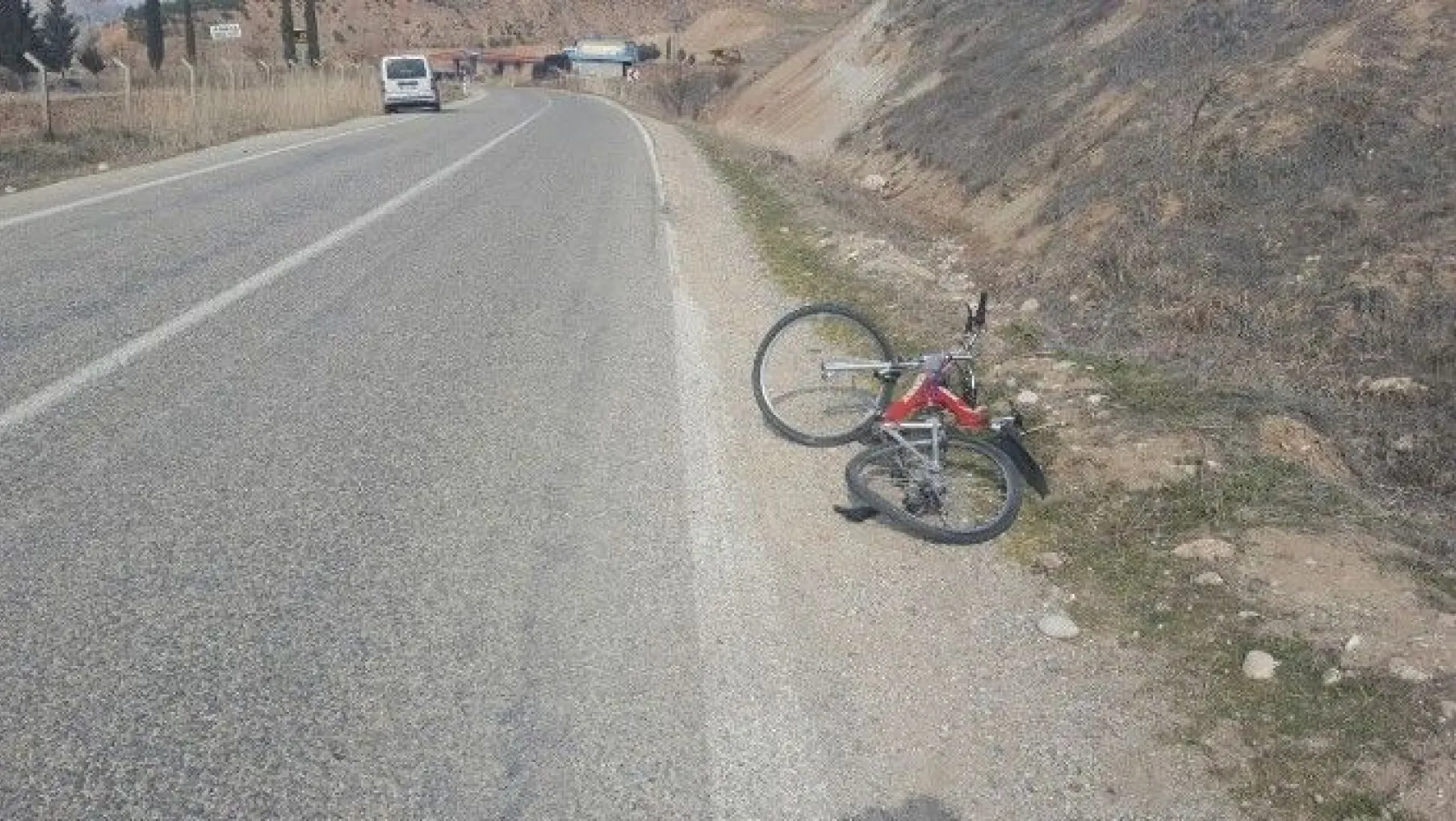 Hafif ticari araç bisiklete çarptı: 1 yaralı
