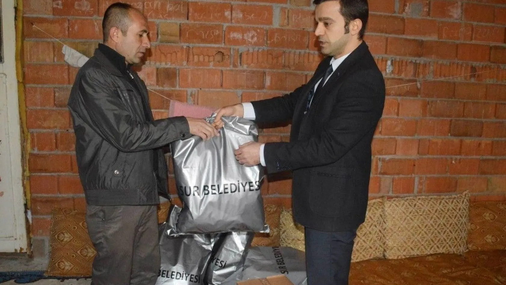 Sur Belediye Başkanı Özkan, mağdur aileye sahip çıktı
