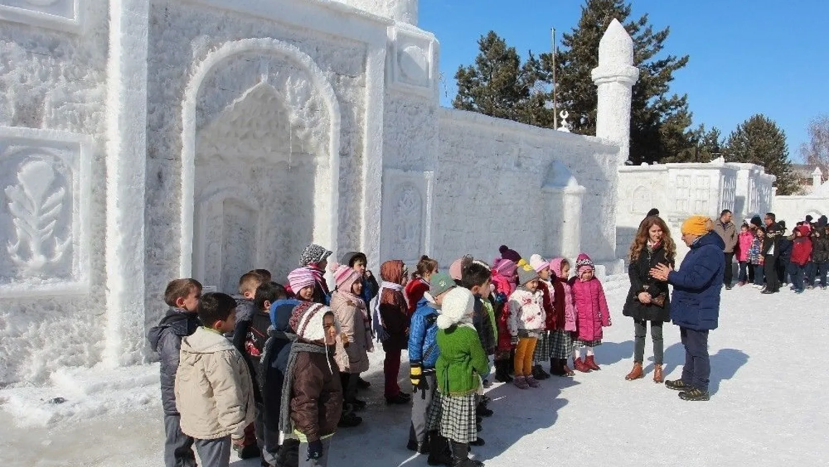 Atatürk Üniversitesi EYOF Sokağı çocuklarla şenlendi
