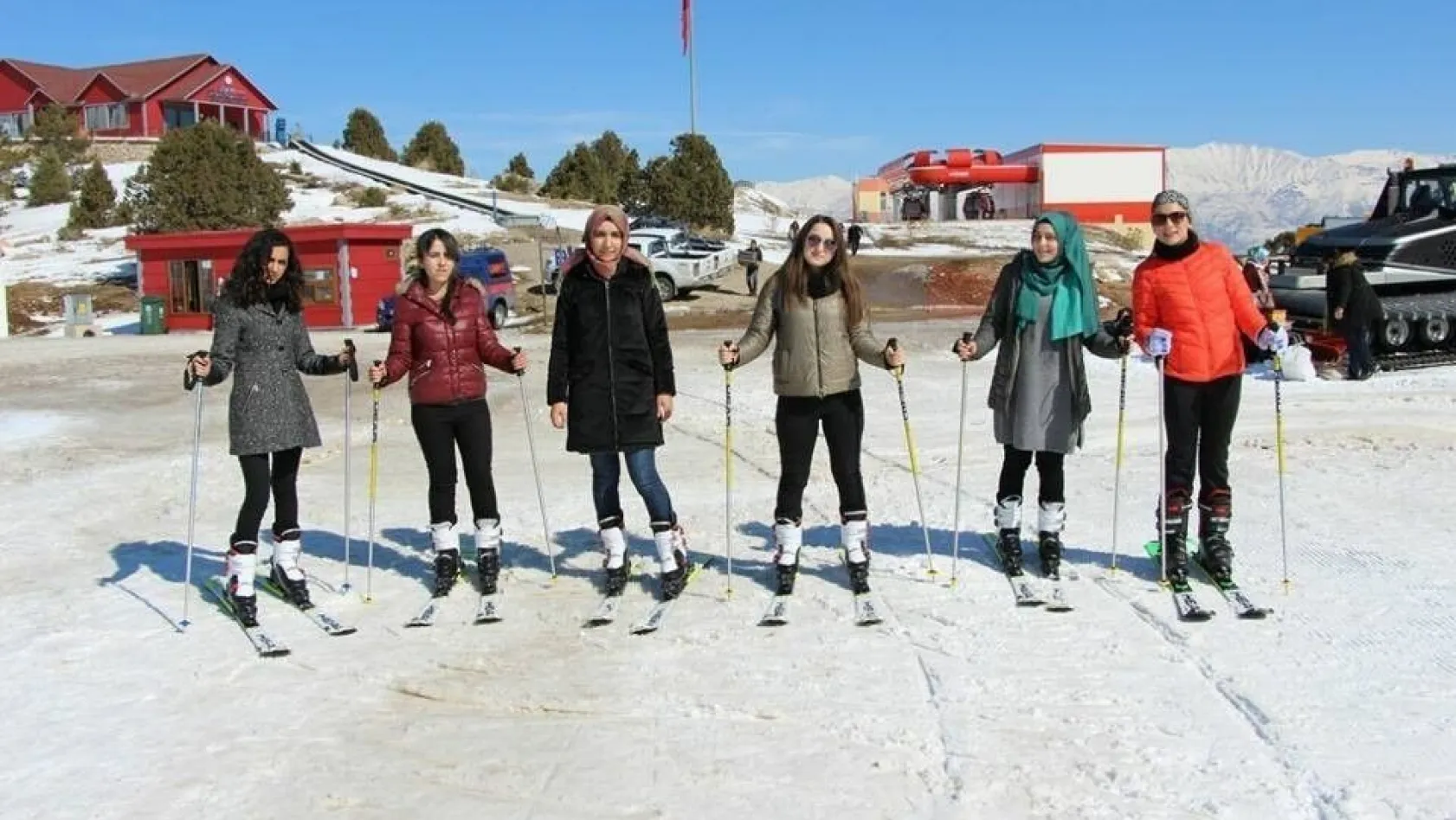 Erzincan'da KYK'lı kızlar kayak öğreniyor
