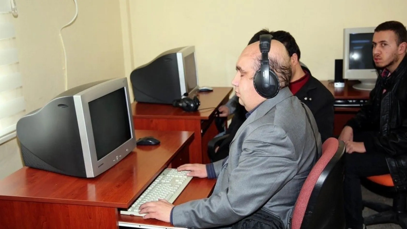 Sivas'ta görme engelliler bilgisayar kullanmayı öğrenecek

