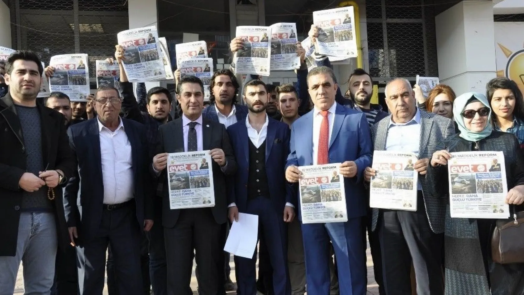 AK Parti Gençlik Kolları, Kılıçdaroğlu'na Diyarbakır'dan gazete gönderdi
