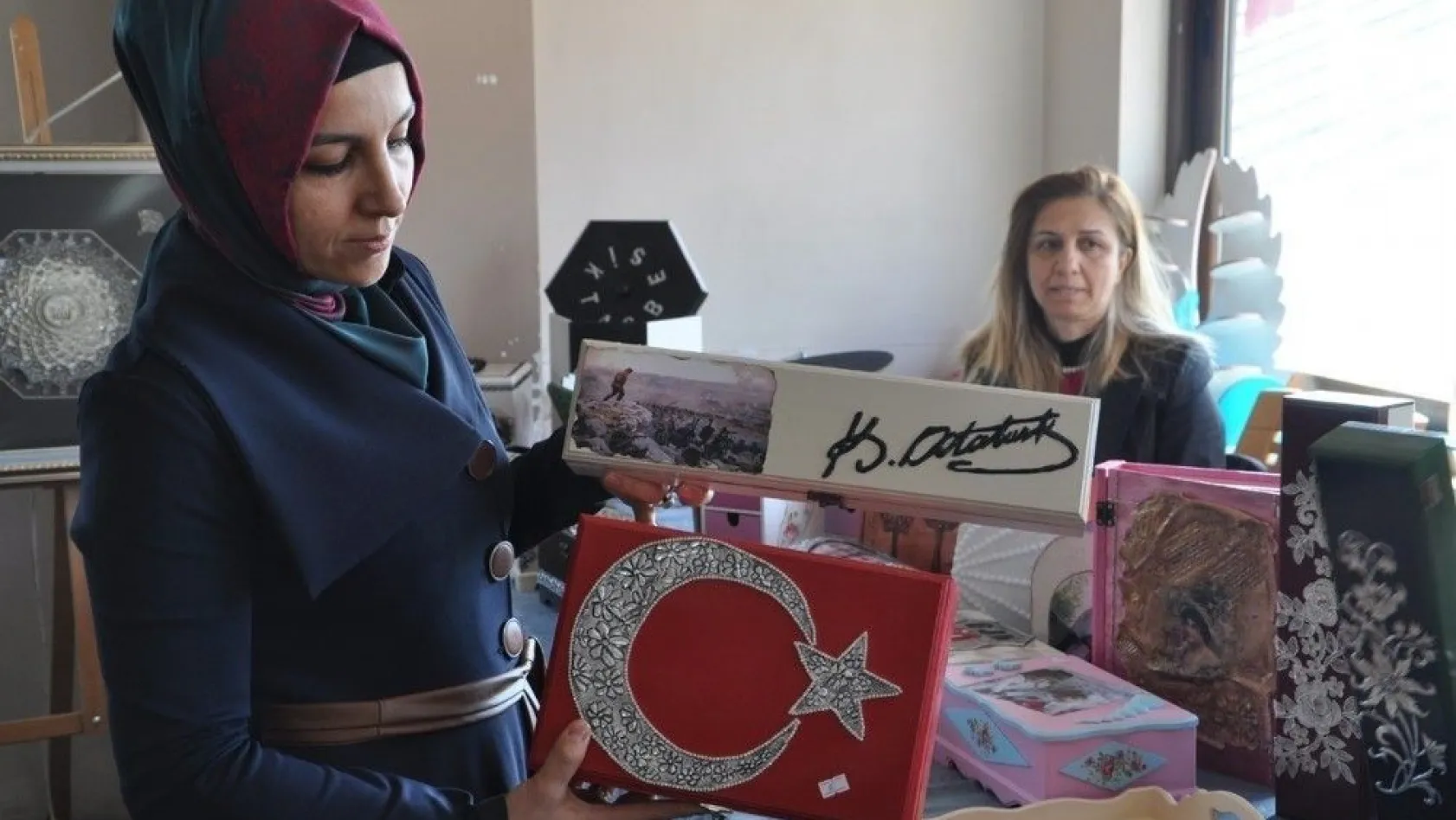 Tunceli'de, kadınlar el emeklerini sergiledi
