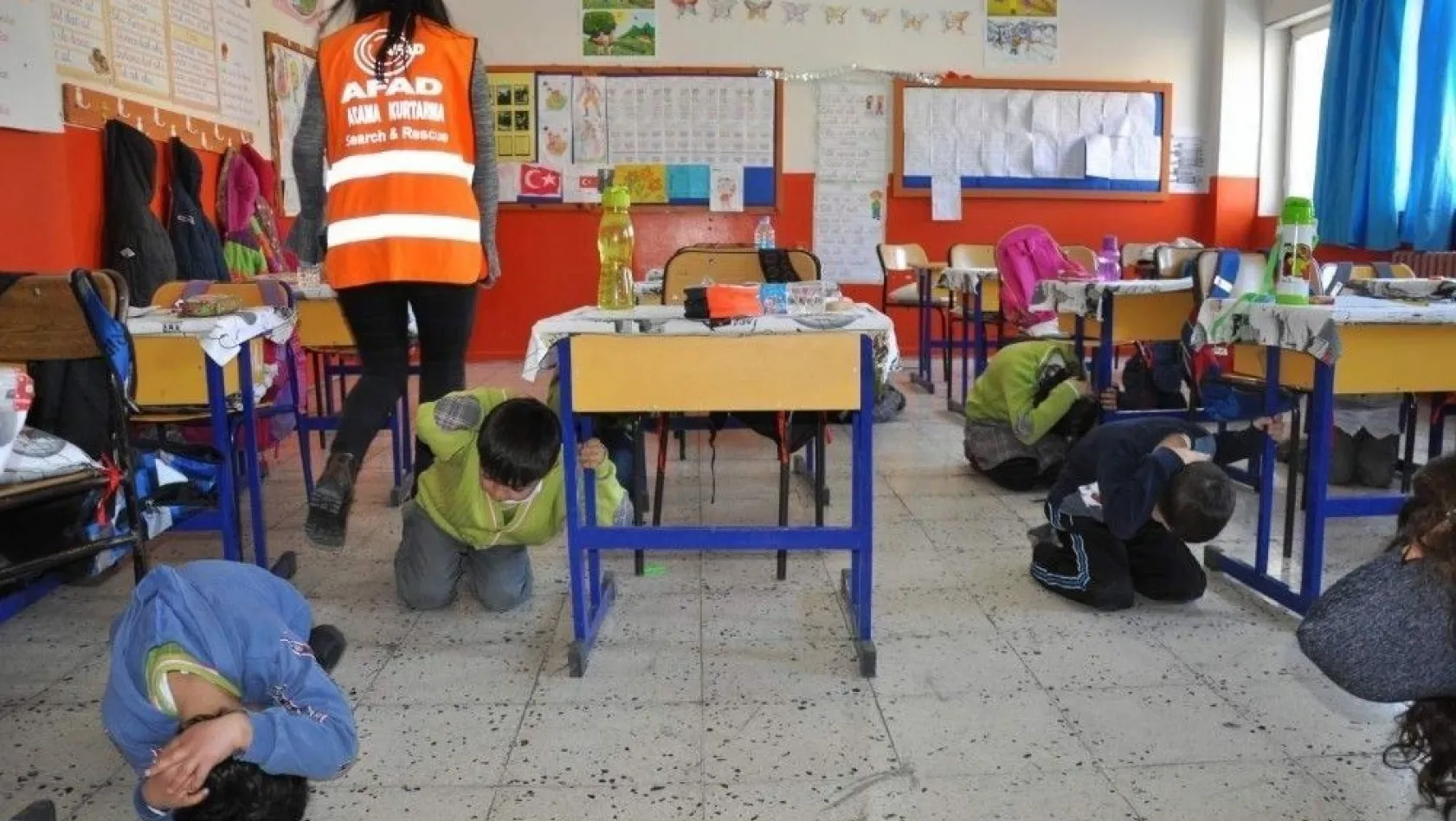 Tunceli'de öğrencilere afet bilinci eğitimi
