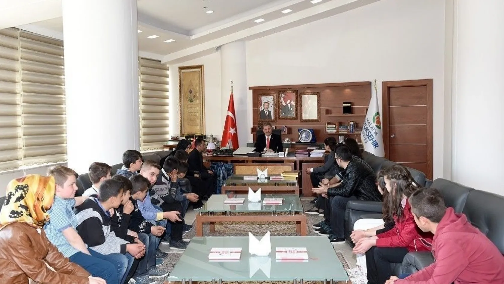 Darende Yenice Ortaokulu öğrencilerinden Başkan Çakır'a ziyaret
