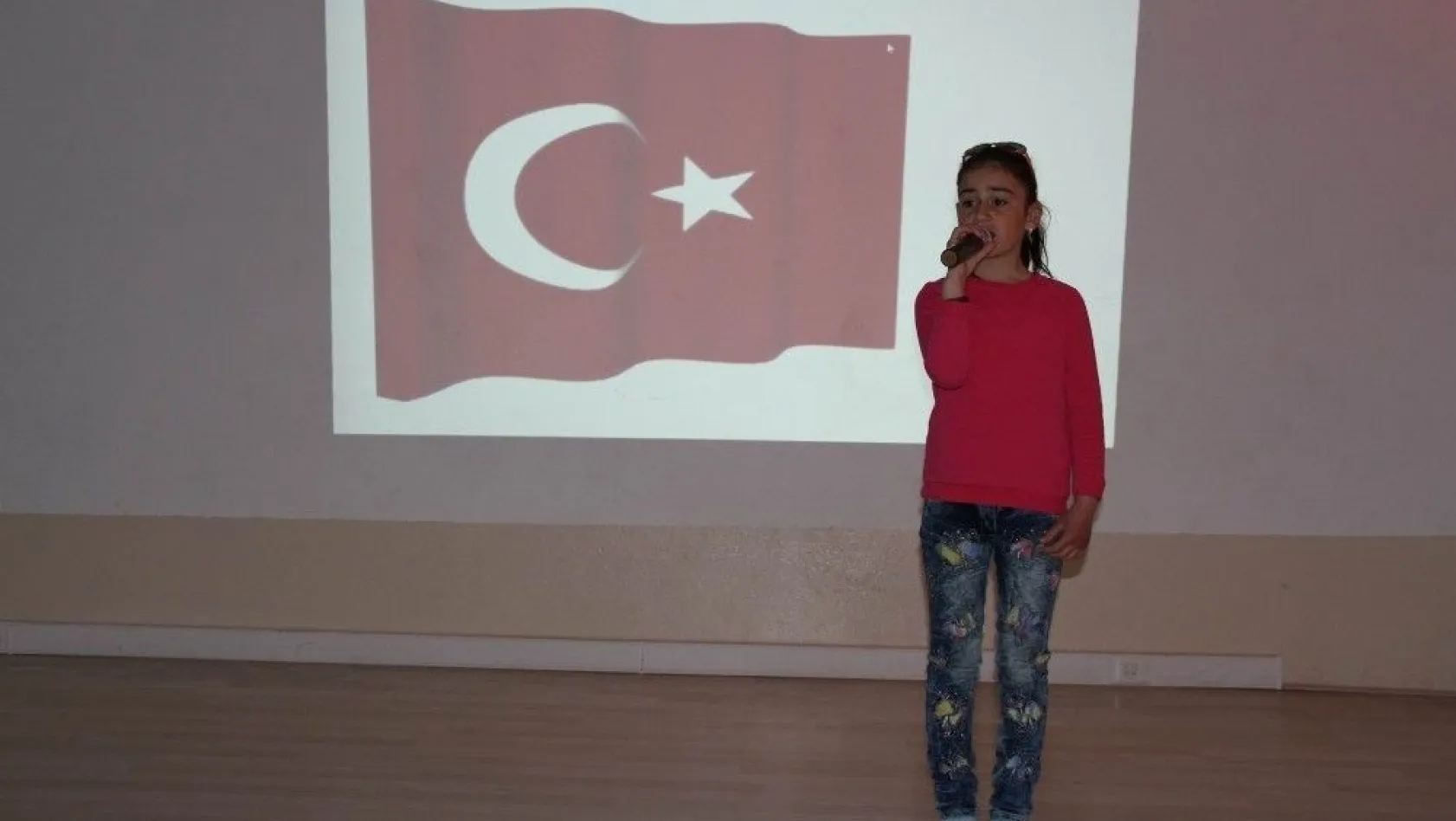 Ahıska Türkü çocuklar İstiklal Marşı'nı güzel okumak için yarıştı
