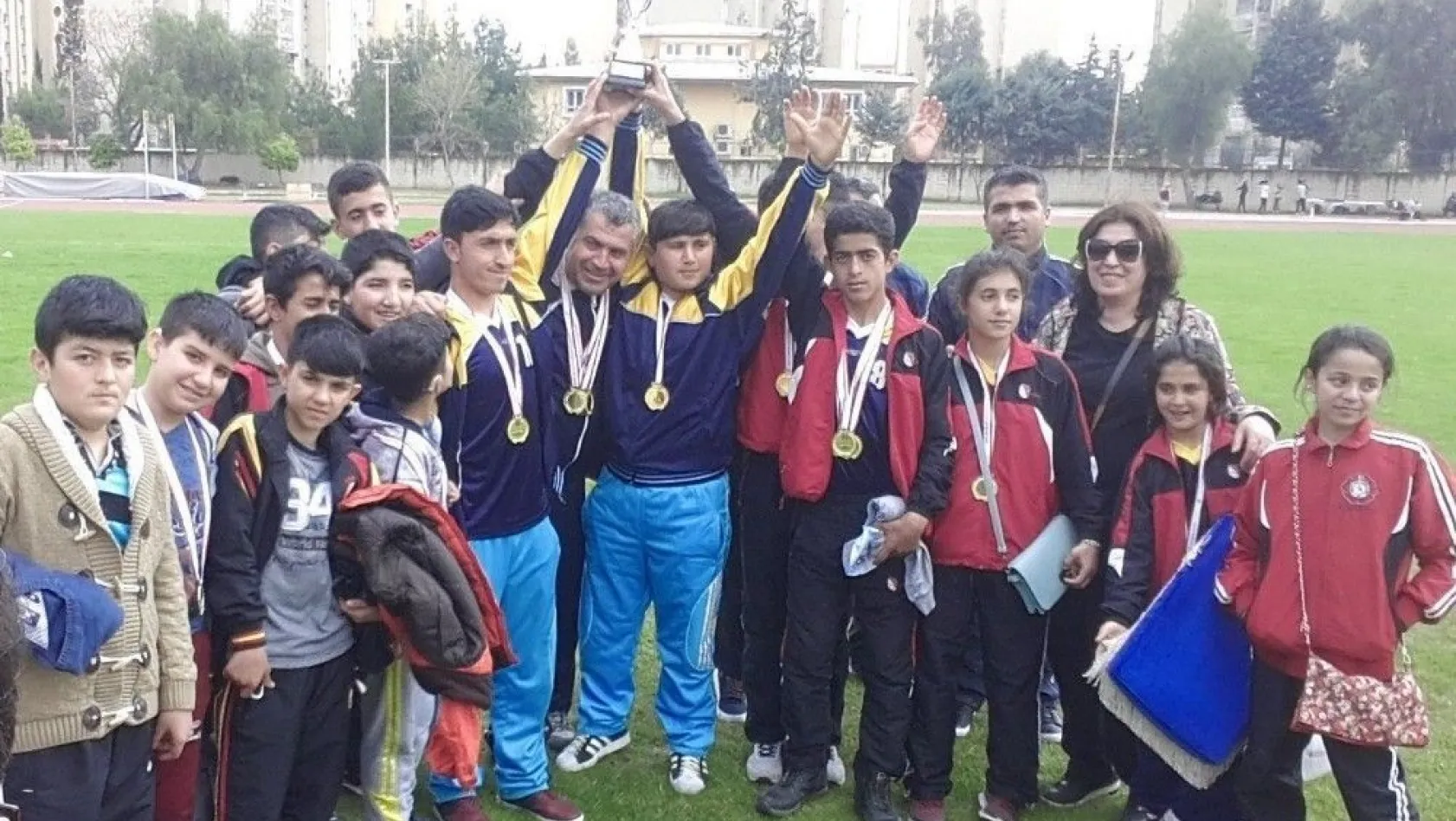 Akşemseddin İşitme Engelliler Ortaokulu erkek takımı Türkiye şampiyonu oldu
