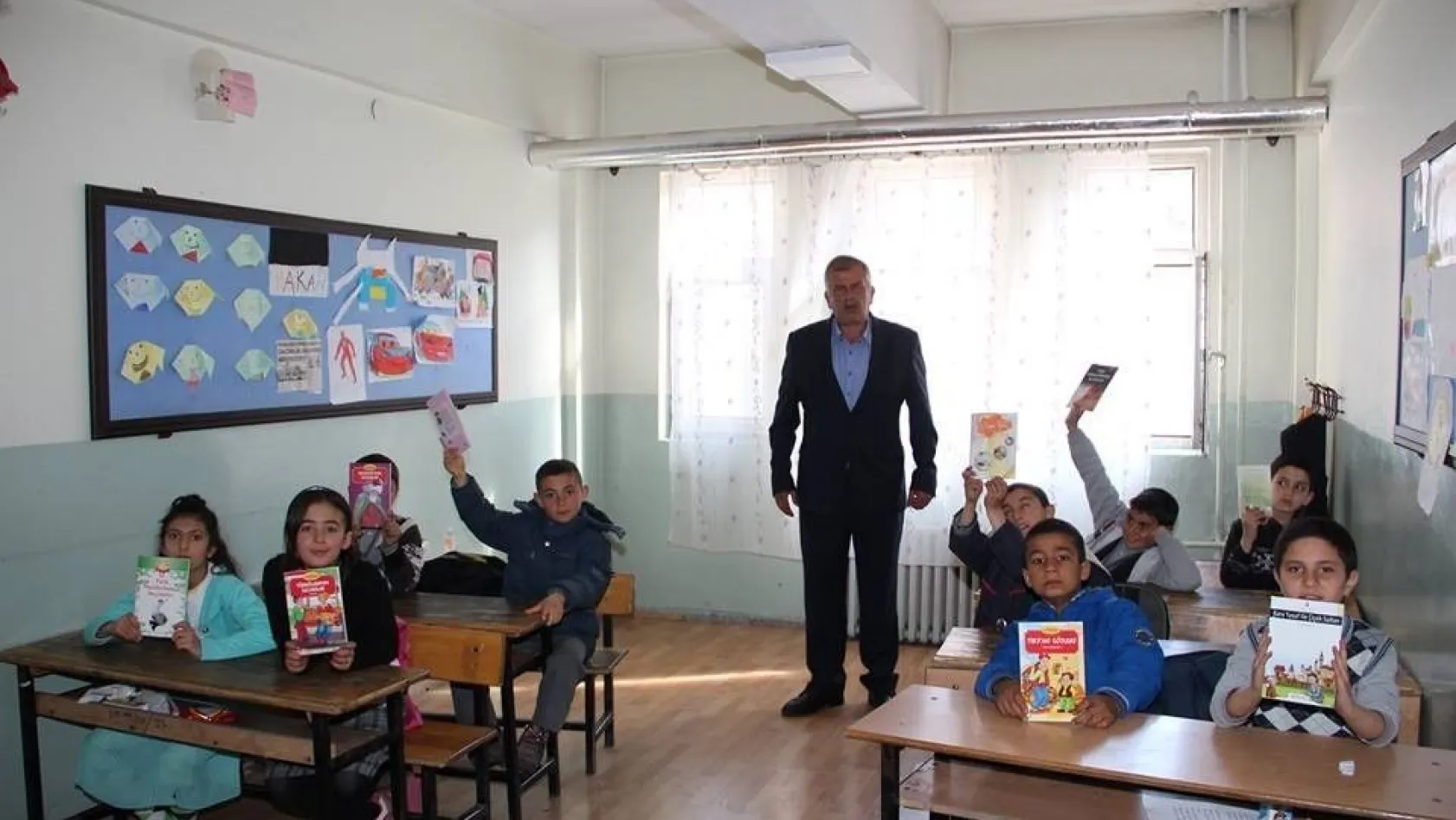 Oltu Şehitler İlkokulu öğrencilerine Bursa'dan kırtasiye desteği
