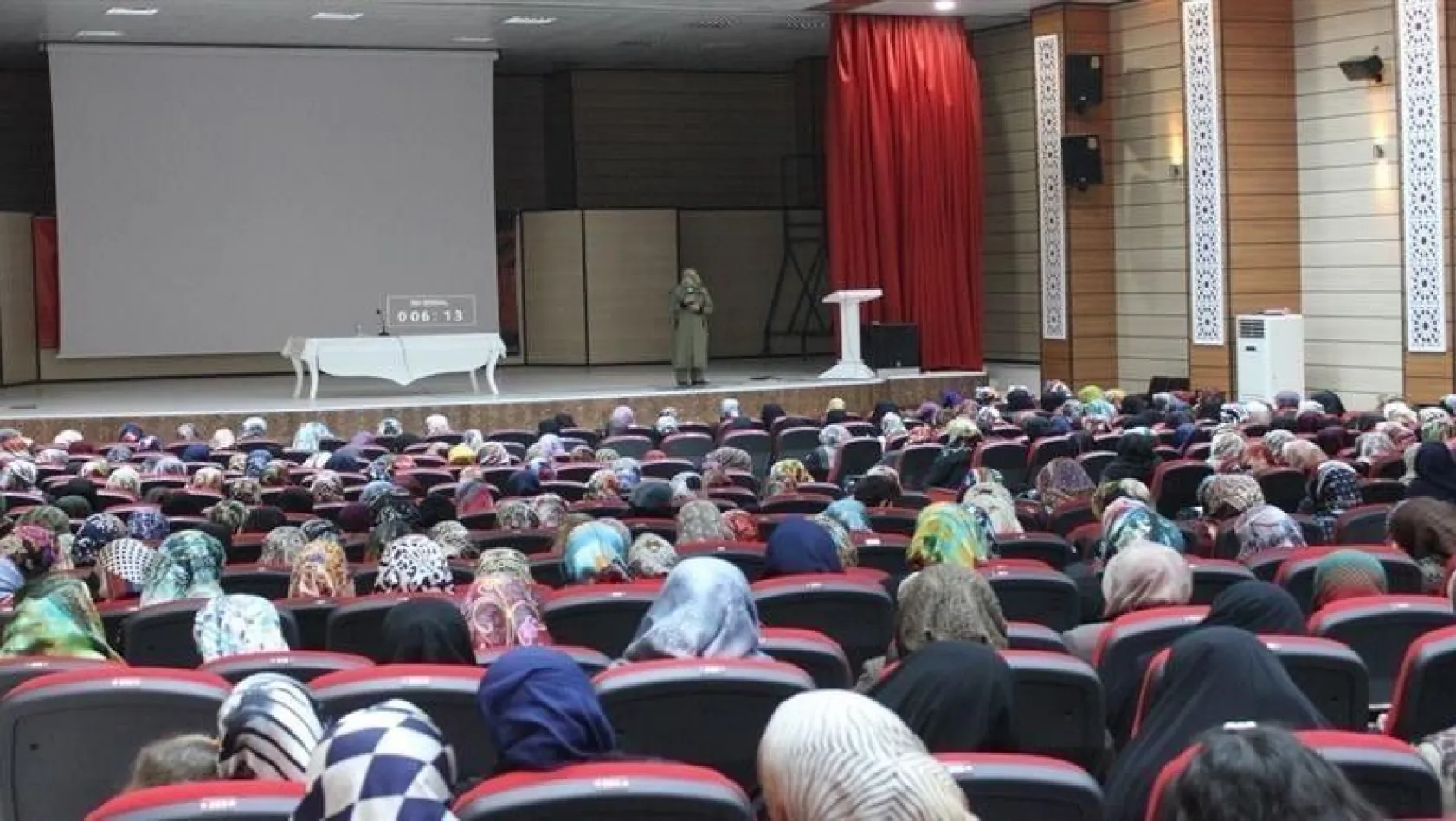 İslam ve Değer Bağlamında Kadın Konulu Konferans Düzenlendi
