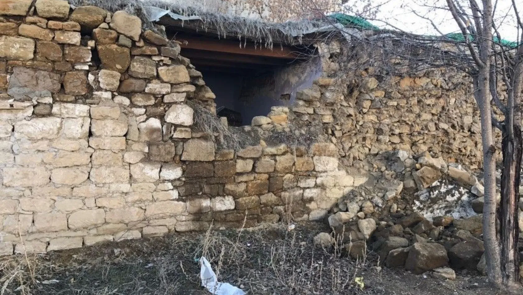 Horasan'daki depremde bazı toprak damlı evlerde hasar oluştu
