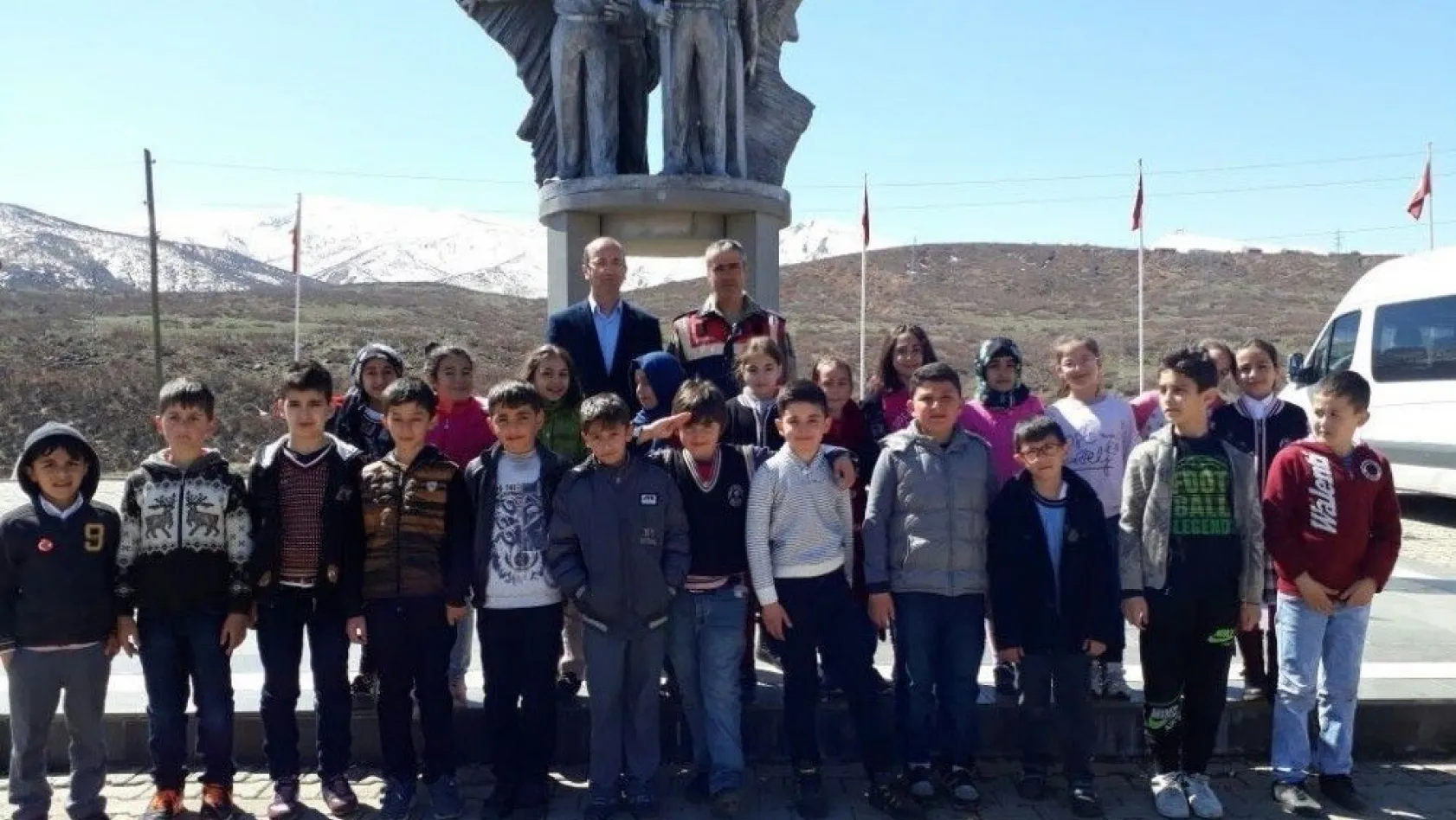 Öğrenciler, şehitlik anıtını ziyaret etti
