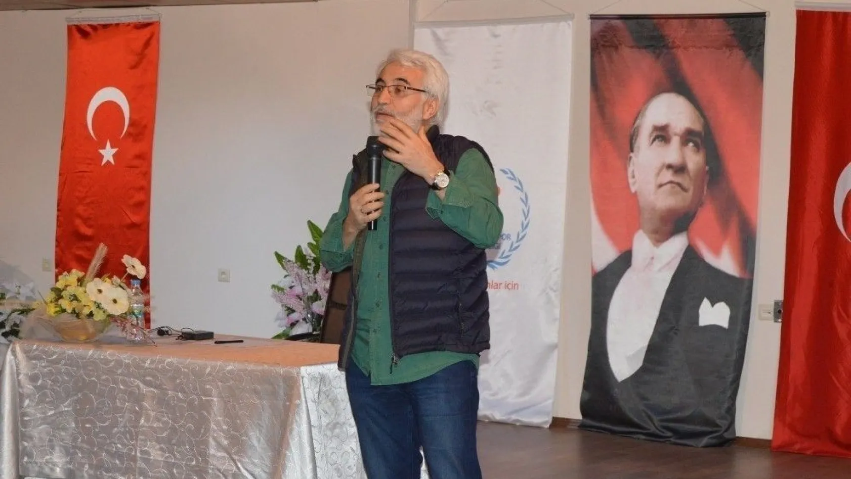 Besni'de yeni Türkiye, yeni gelecek konulu konferans

