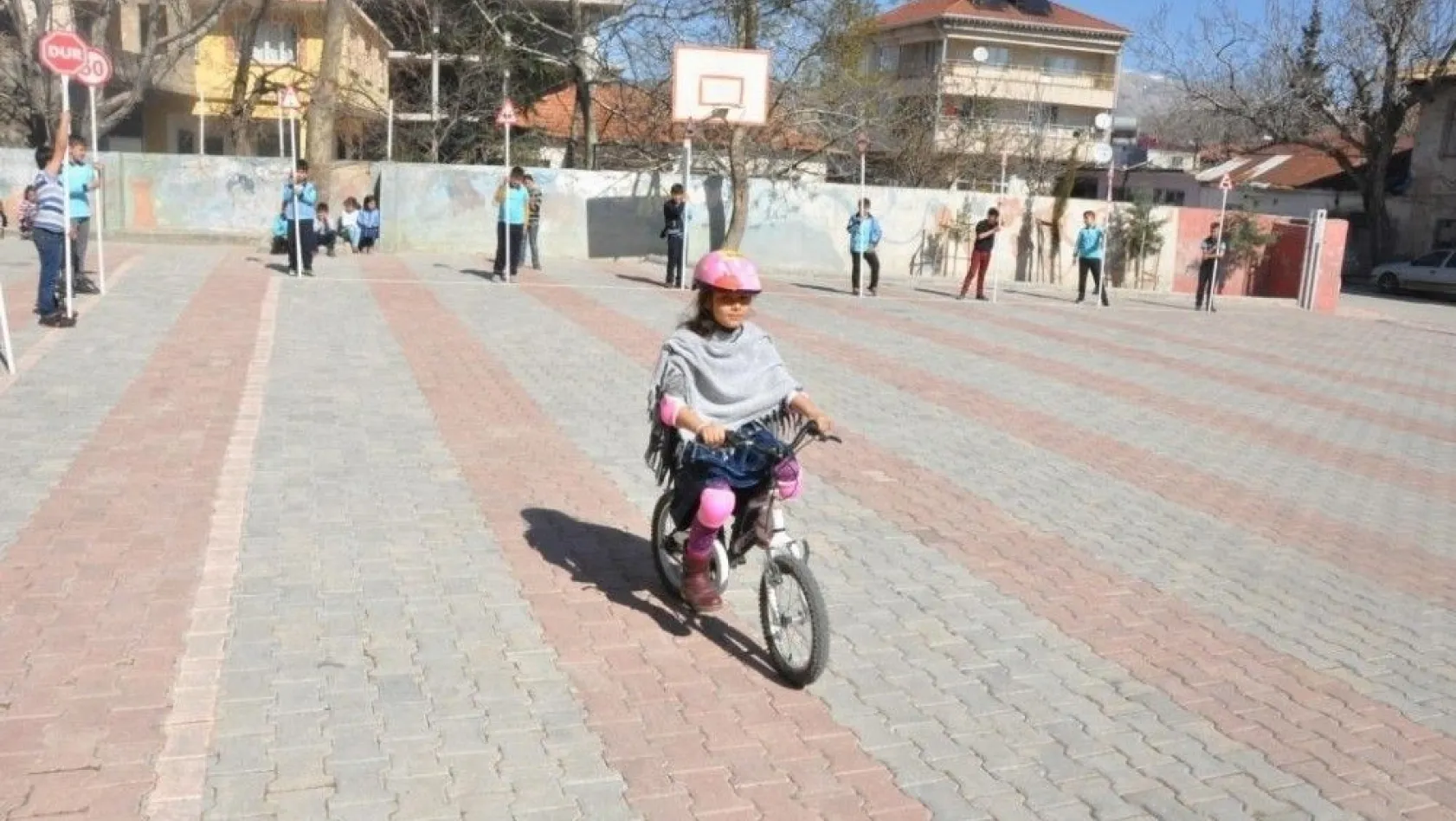 Gölbaşı Gazi İlkokulu öğrencilerine trafik eğitimi verildi
