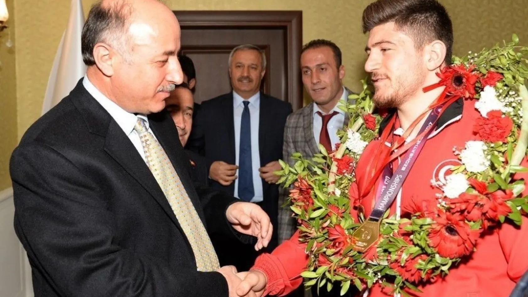 Şampiyon Güreşçi Ertürk, mutluluğunu Valisiyle paylaştı
