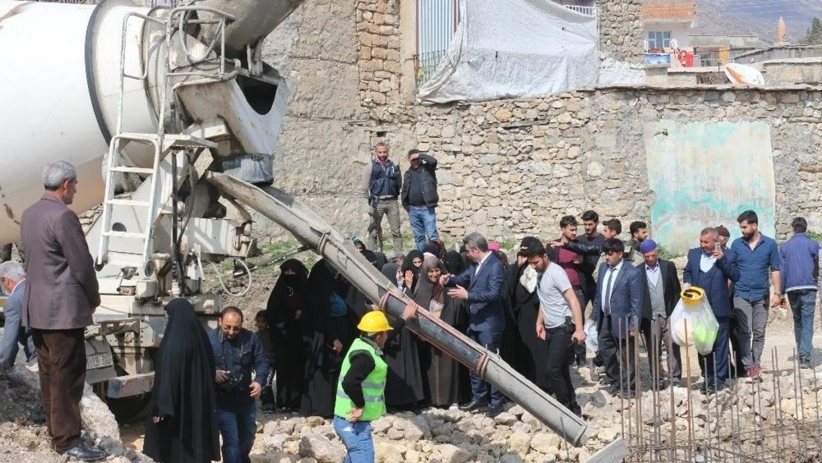 Hani'de taziye evinin temelini kadınlar attı
