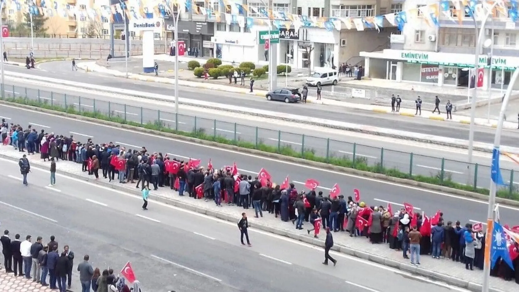 AK Parti Bağlar teşkilatı Cumhurbaşkanı Erdoğan'ı yolda bayraklarla karşıladı
