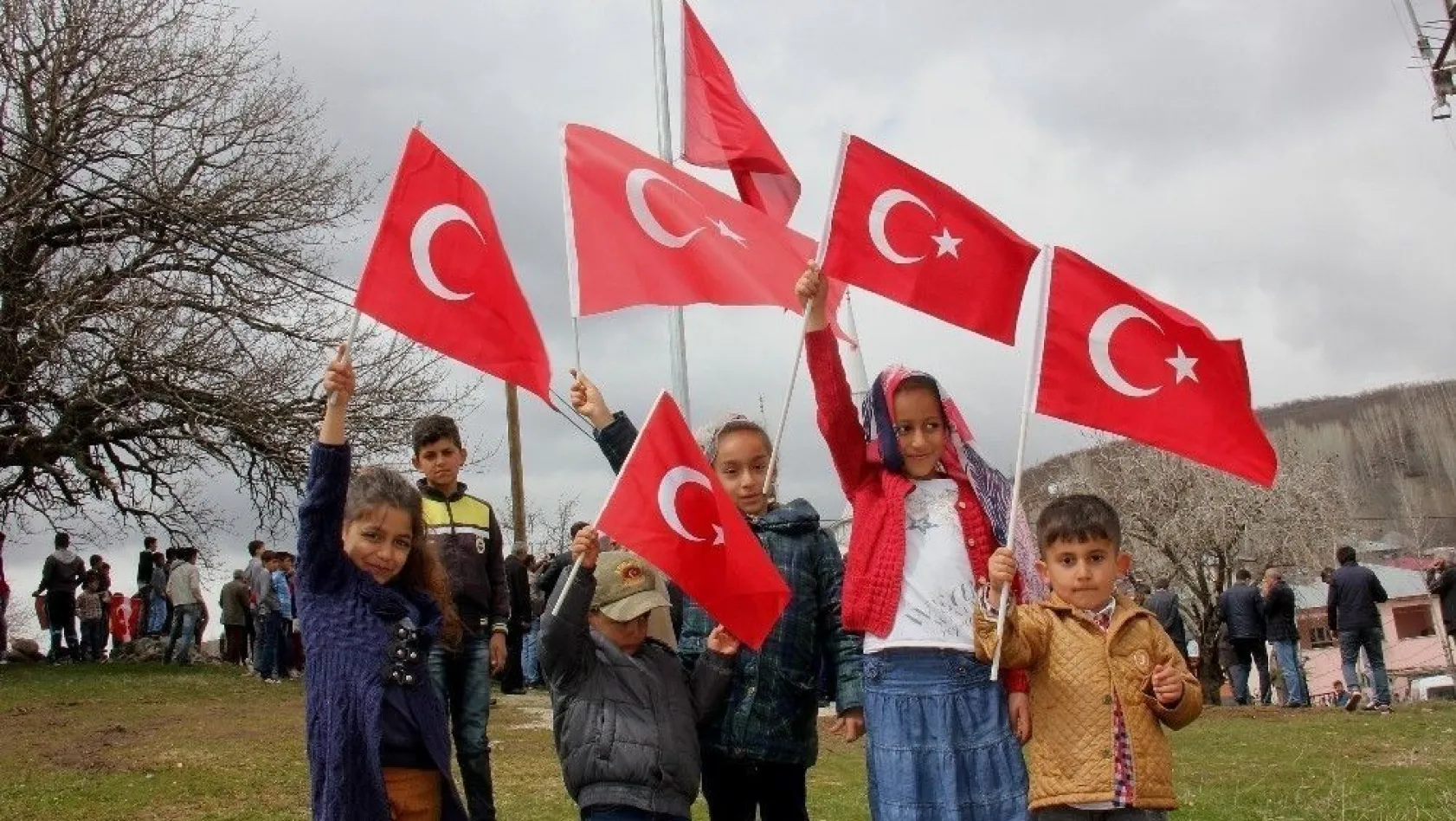 Bingöl'de köy girişine dev Türk bayrağı asıldı

